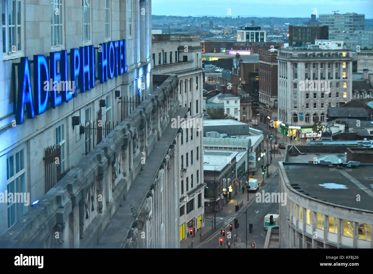 Am frühen Morgen genießen Sie den Blick aus der Vogelperspektive über den Straßen des Stadtzentrums von Liverpool. Blaues Neonschild für das Britannia Adelphi Hotel Business Merseyside England Stockfoto