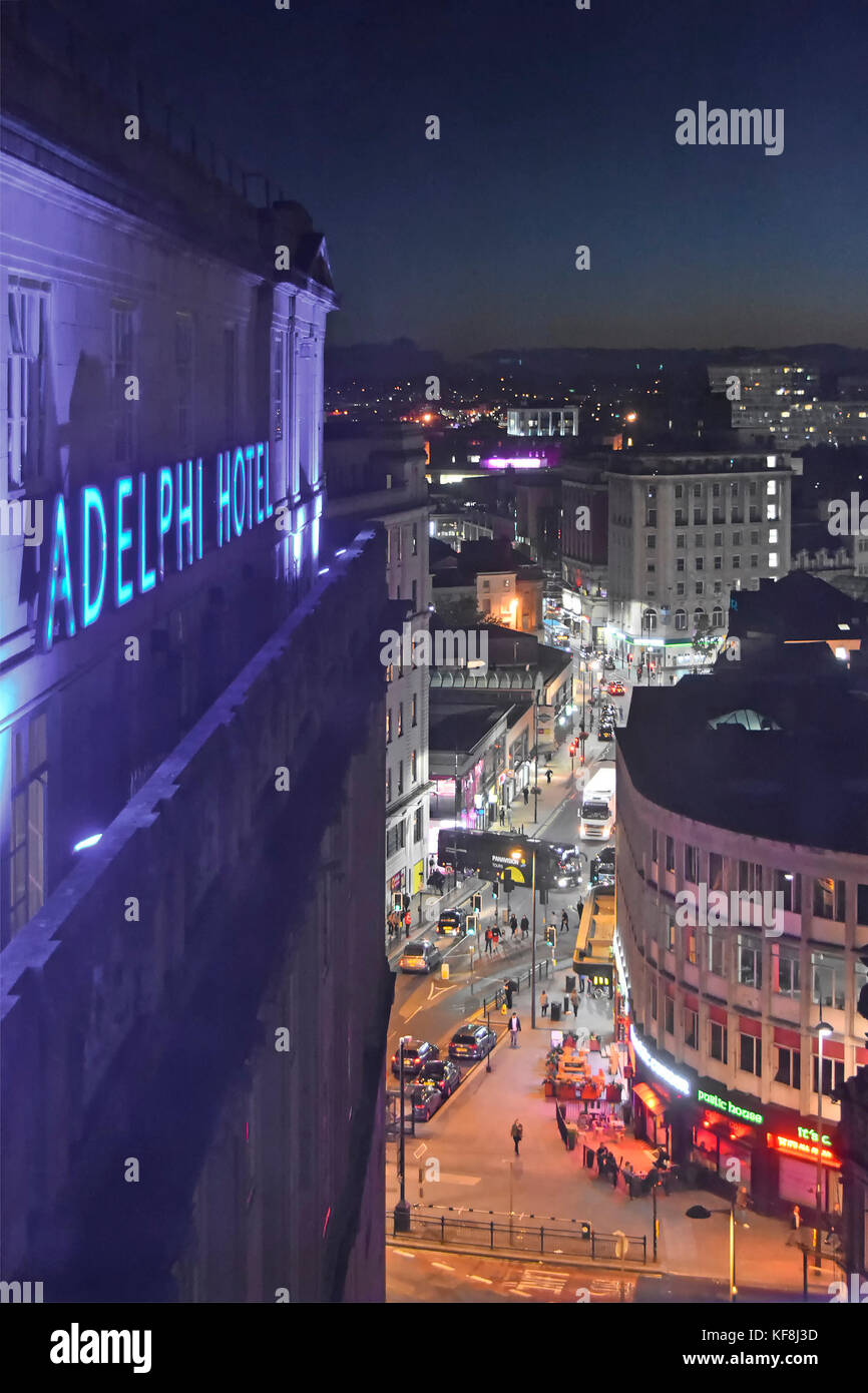 Britannia Adelphi Hotel blue Neon Sign & Blickrichtung von oben nach unten an der Liverpool City Centre & Ranelagh Street Dämmerung über Merseyside England Großbritannien Stockfoto