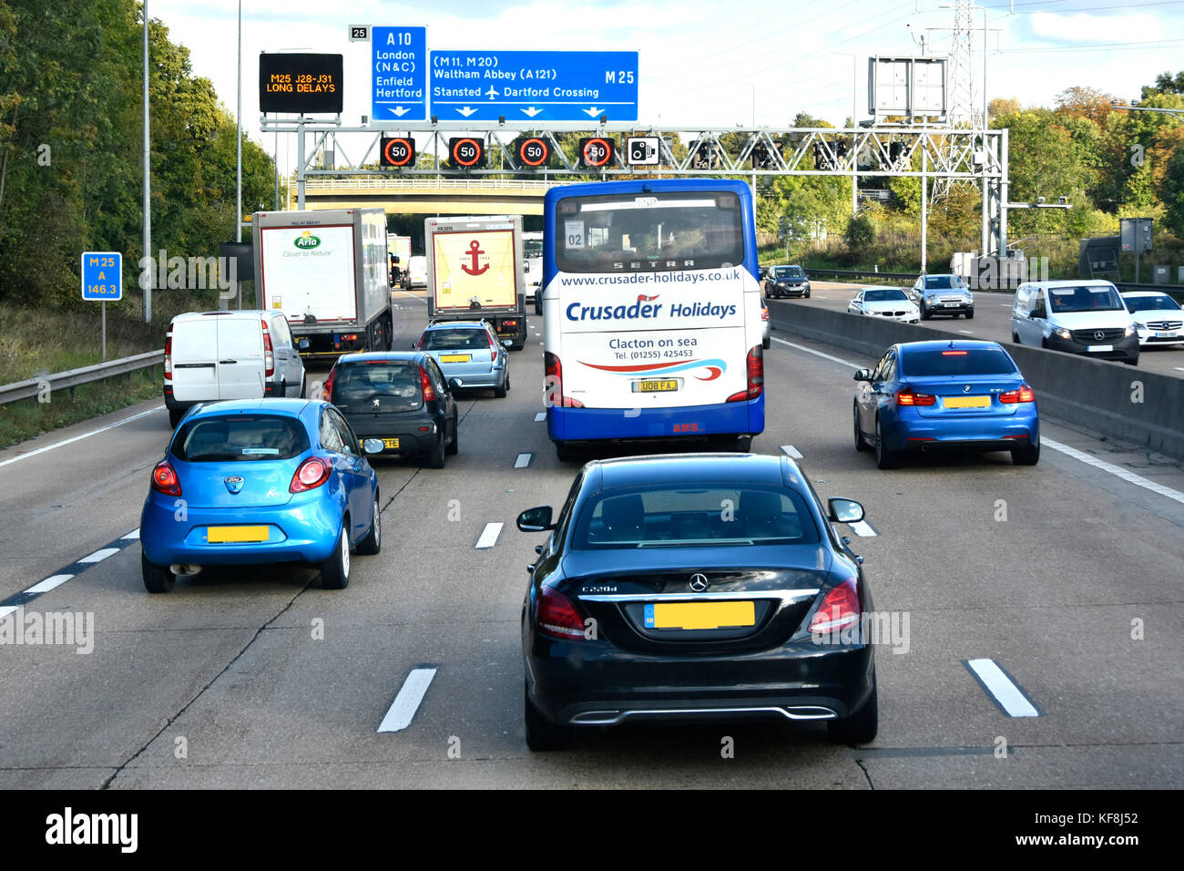 Freitag PM rush hour M 25 Verkehr auf der Autobahn Ausfahrt 25 & elektronische variable Geschwindigkeit Zeichen bei 50 MPH & elektronische Zeichen gesetzt warnt vor langen Verzögerungen London UK Stockfoto