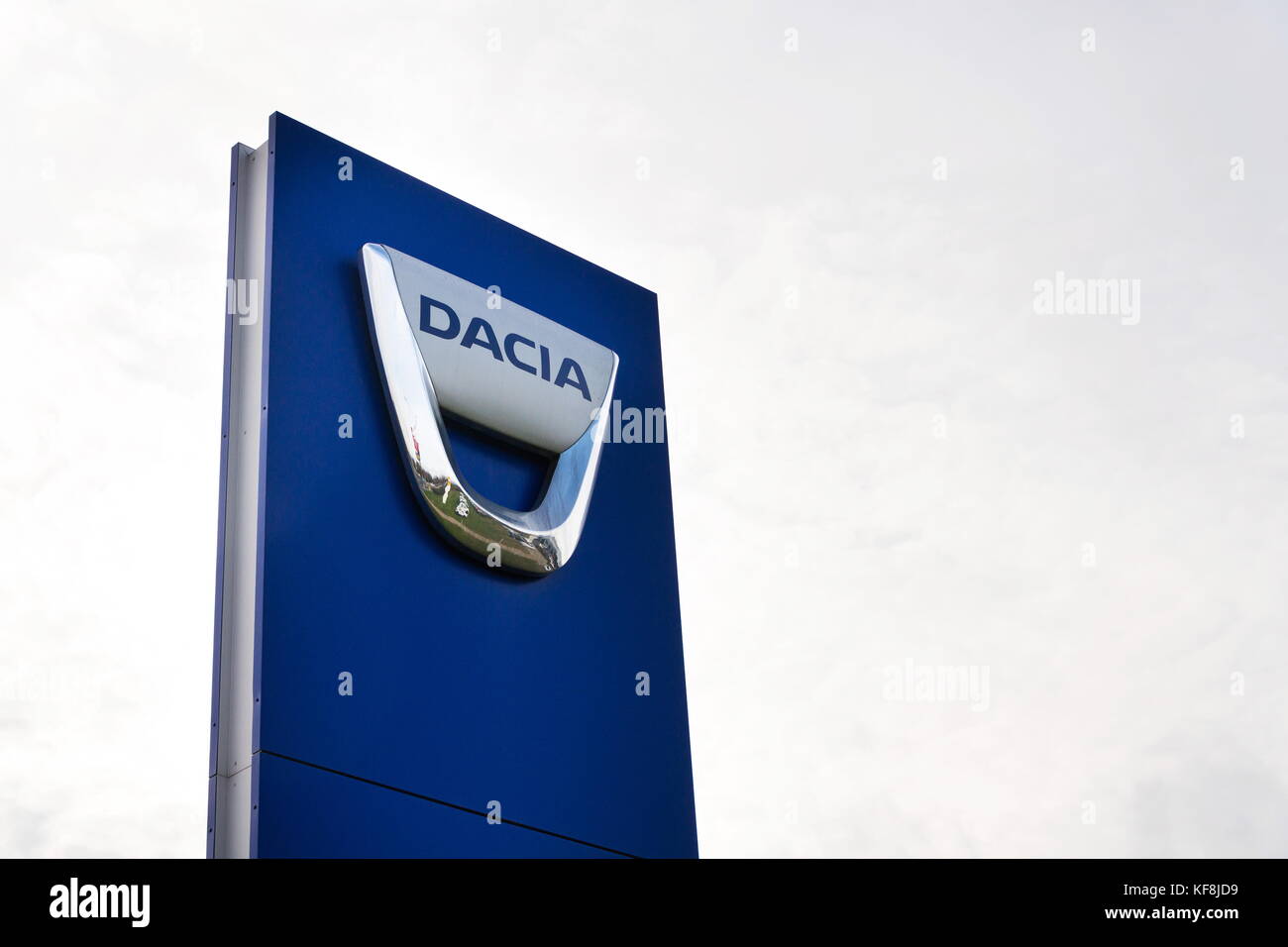 Prag, Tschechische Republik - 25. Oktober: Dacia Firmenlogo auf Autohaus Gebäude am 25. Oktober 2017 in Prag. Stockfoto