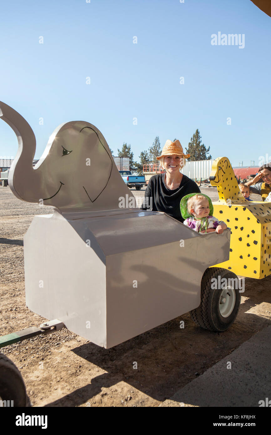 Usa, Oregon, Bend, eine Mutter und Tochter auf dem Traktor Fahrt an der jährlichen Pumpkin Patch in der Nähe von terrebone Smith Rock State Park Stockfoto