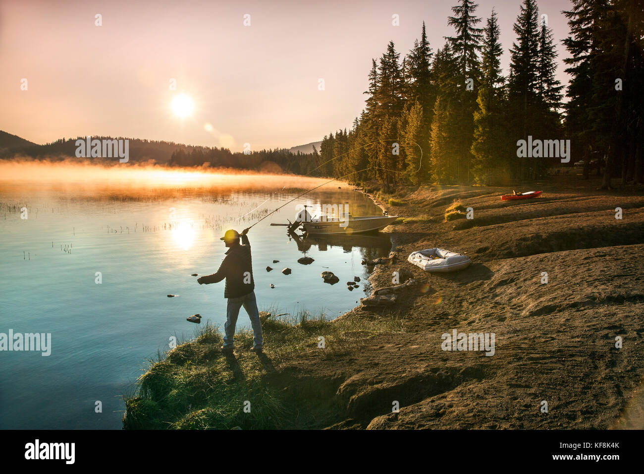Usa, Oregon, Paulina Lake, braun Cannon, ein Fischer Fische aus der Küstenlinie an Paulina Lake Stockfoto