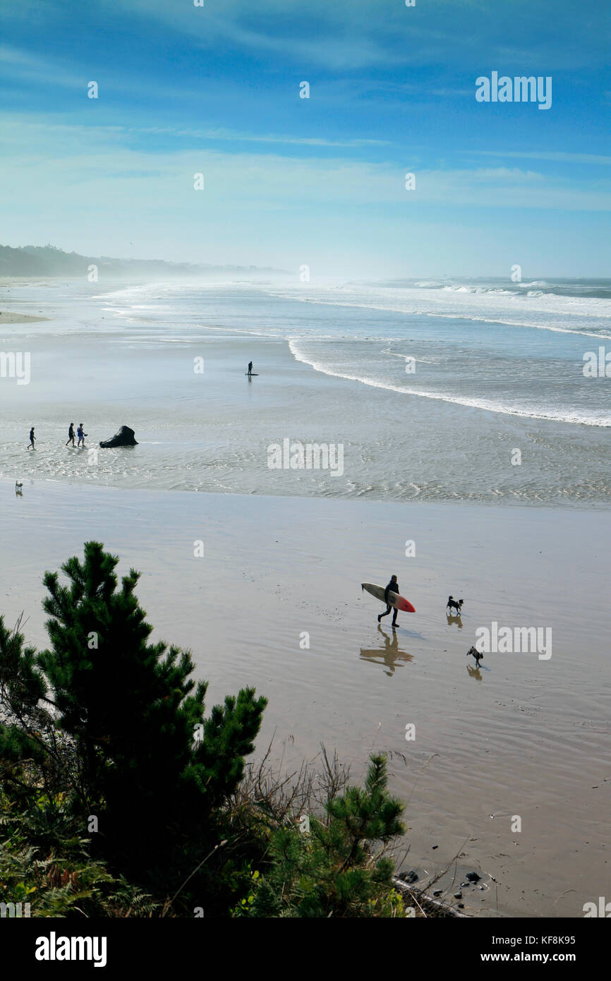 Usa, Oregon, Newport, Surfer rumhängen am Strand und Cathing Wellen am Newport Beach Stockfoto
