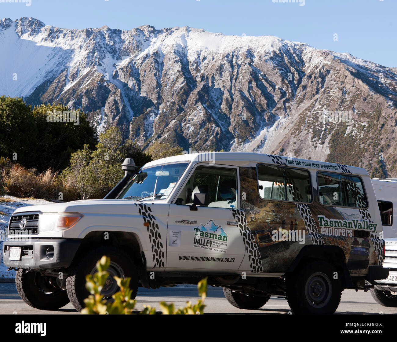 Ein toyota land cruiser durch die Tasman Valley 4wd & argo Touren betrieben. Außerhalb der Hermitage Hotel, im Aoraki/Mt Cook National Park Stockfoto