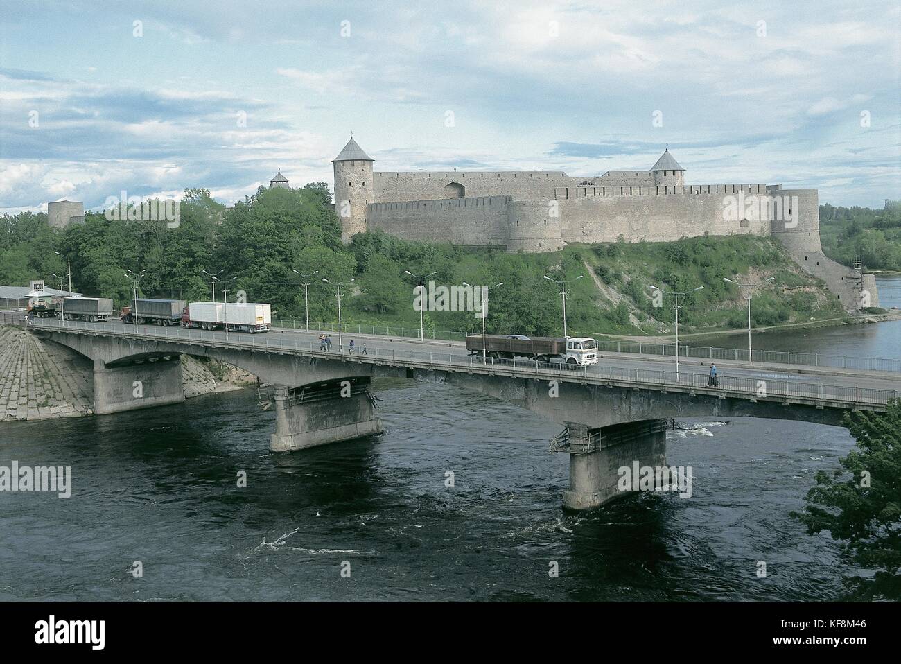 Estland, gegenüber der Stadt Narva, russische Festung Iwangorod. Brücke über den Fluss Narva 