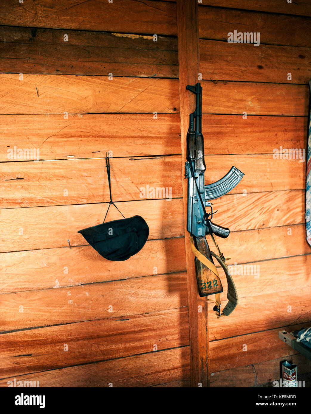 Panama, Cana, eine automatische Waffe hängt an der Wand der cana Field Station in der Nähe der kolumbianischen Grenze entfernt, Darien Dschungel, Mittelamerika Stockfoto