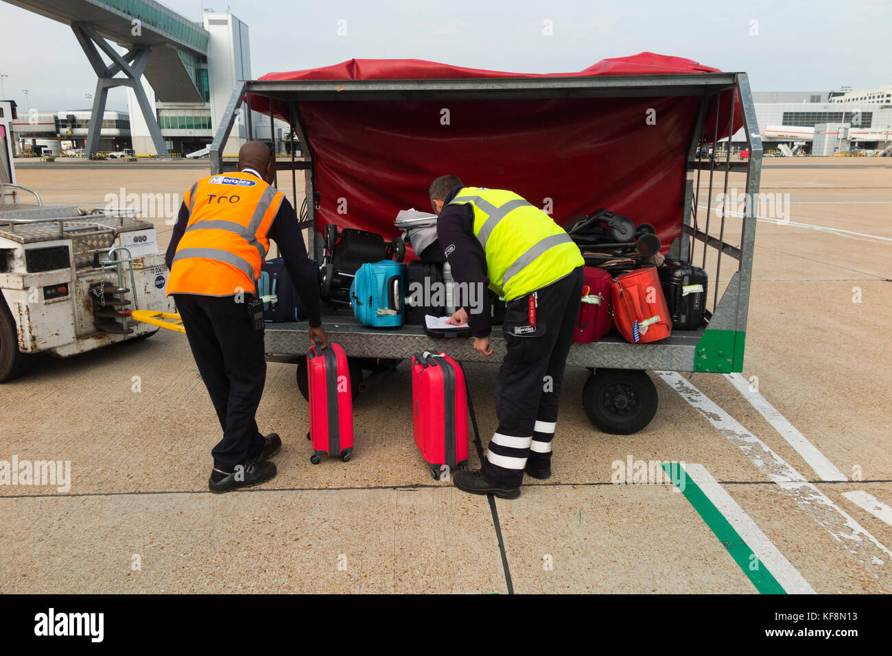 Gepäckabfertigung Katze/Fahrzeug/Fahrzeug/Flugzeug Lader/container/Ground Support Personal-/Tragetasche & Laden Beifahrer Gepäck. Stockfoto