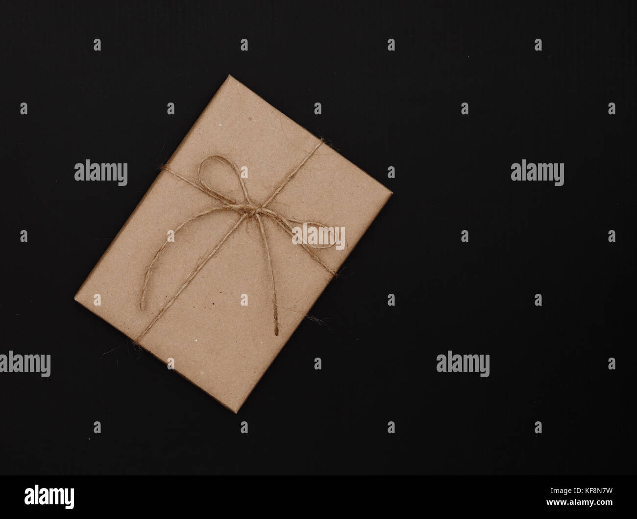 Geschenk-Box auf schwarz Stockfoto