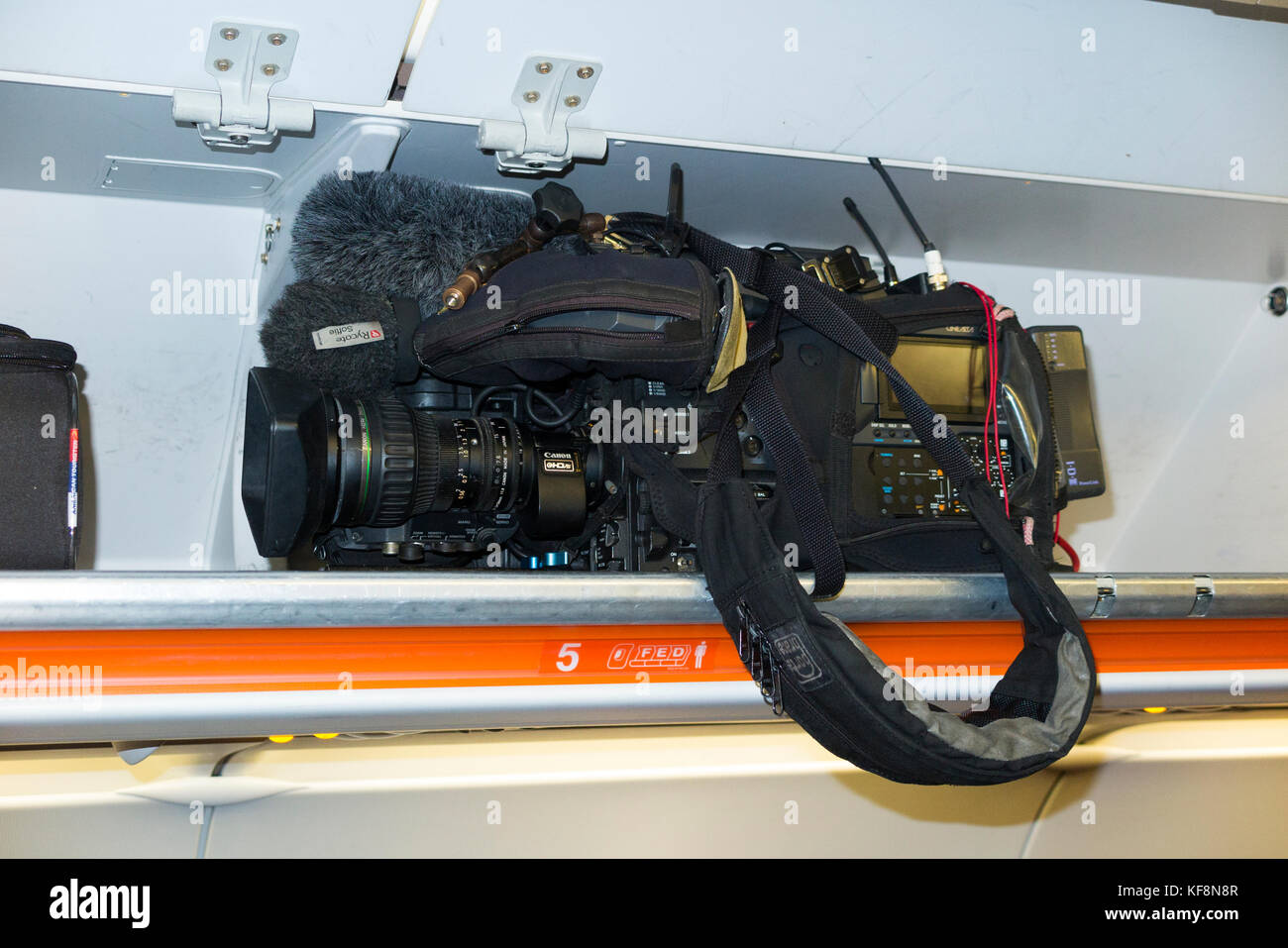 Teure wertvolle TV-Kamera/tv Kameras sicher verstaut in luftventilation auf einem Easyjey Airbus A320 Flugzeug/Flugzeug/Flugzeug/Flug. Stockfoto
