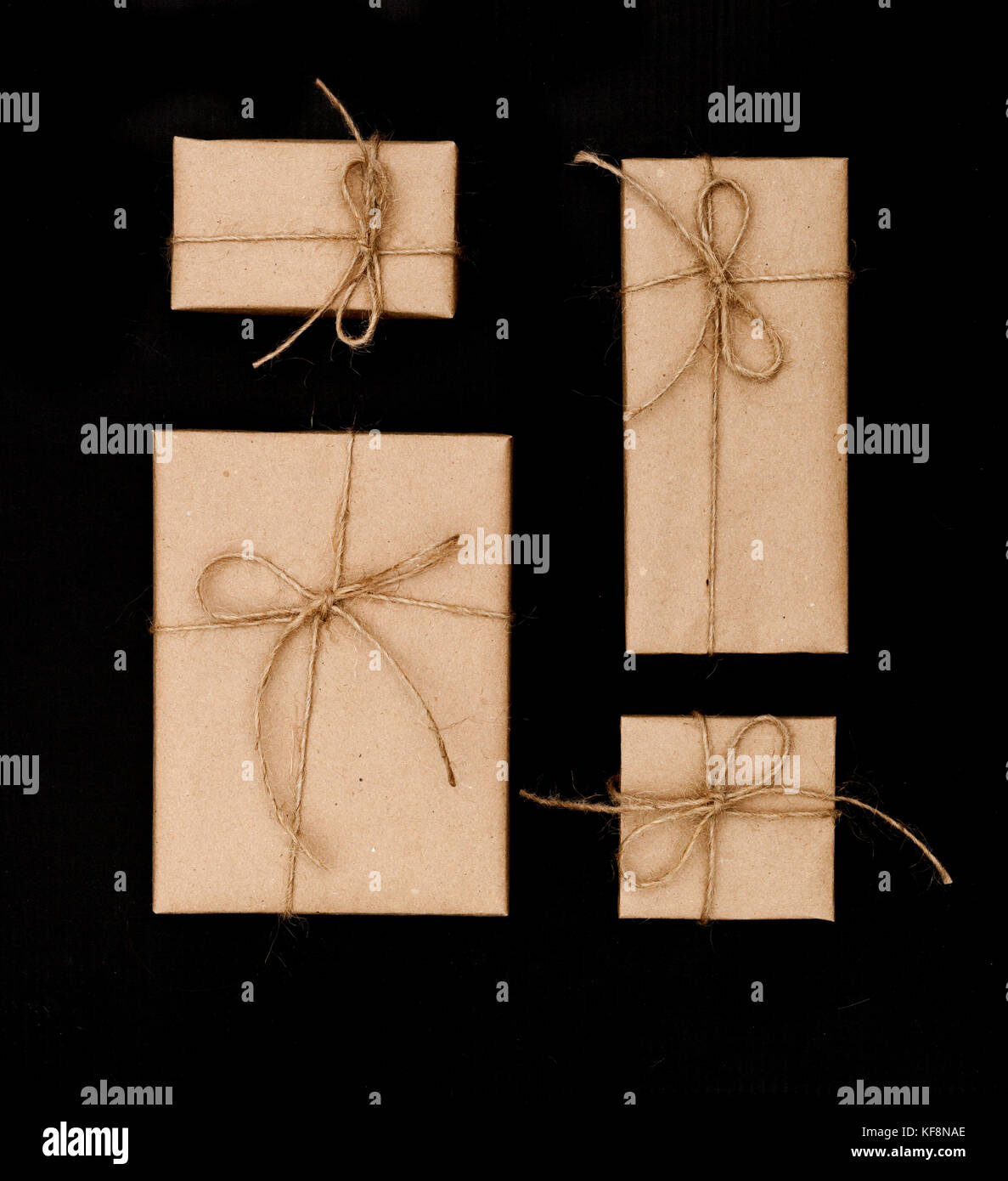 Geschenkboxen auf Schwarz Stockfoto