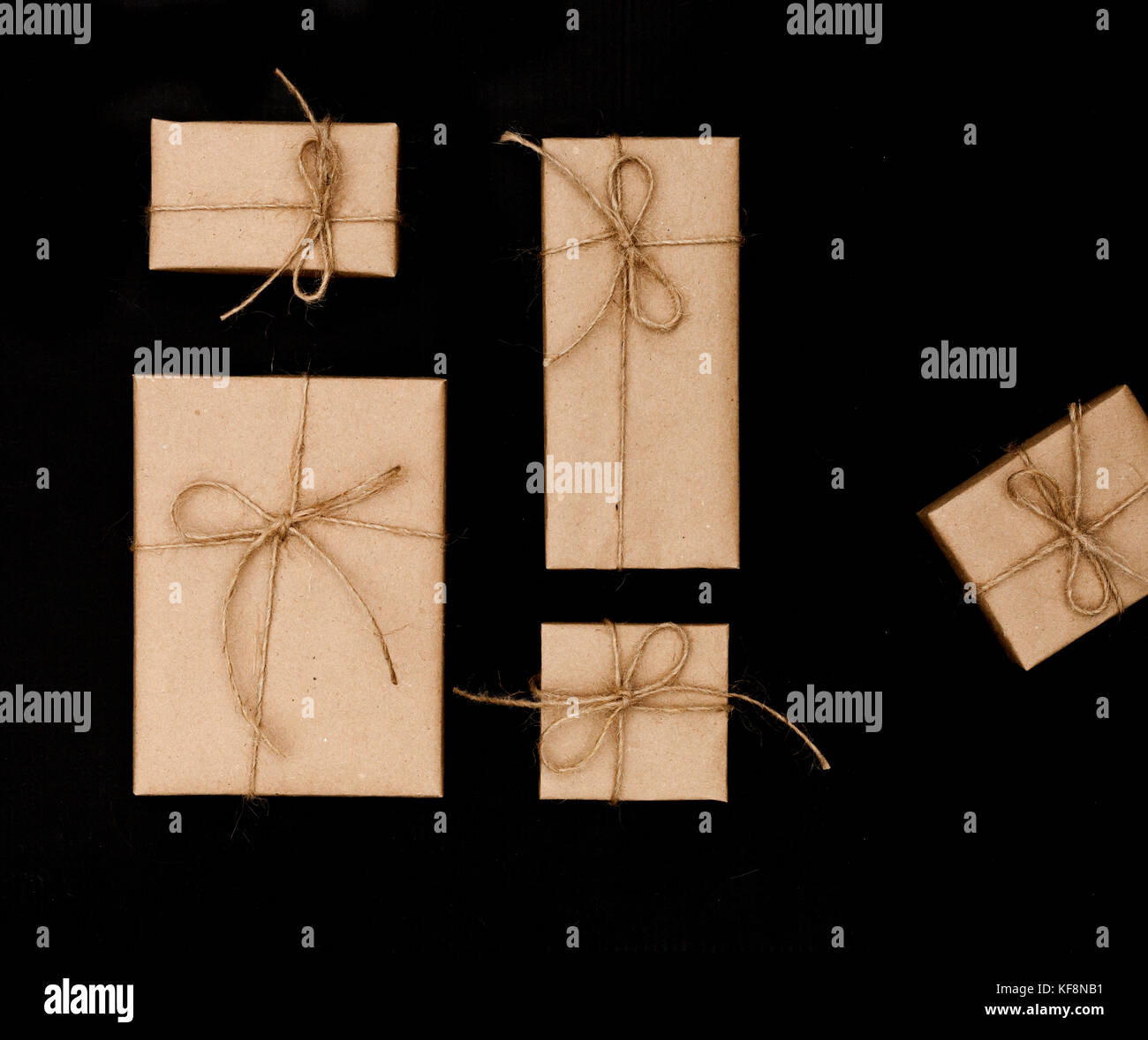 Geschenkboxen auf Schwarz Stockfoto