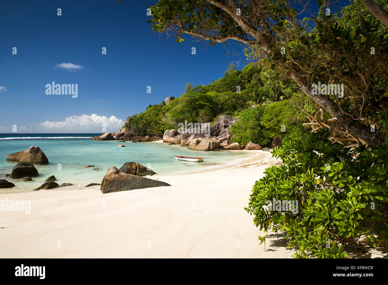 Die Seychellen, Praslin, Anse Soleil, Strand, Boot in geschützten Felsenbucht günstig Stockfoto