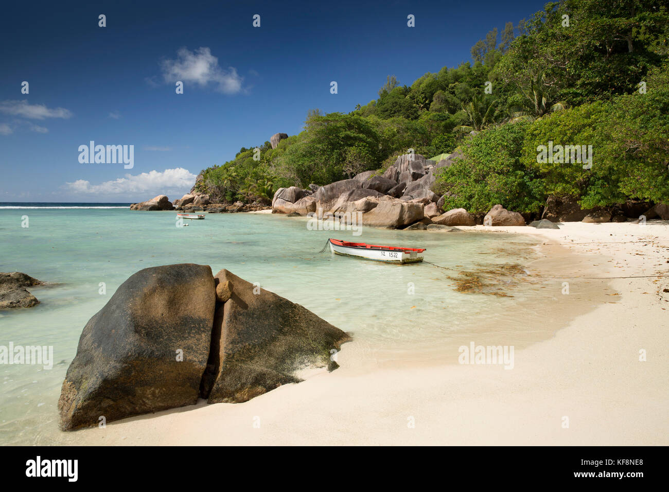 Die Seychellen, Praslin, Anse Soleil, Strand, Boot in geschützten Felsenbucht günstig Stockfoto
