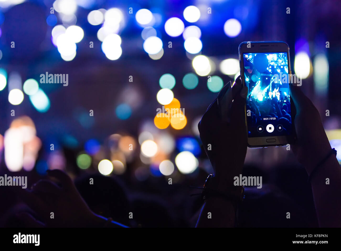 Hand mit einem Smartphone Datensätze live-Musikfestival, nehmen Foto Konzertbühne, live-Konzert, Musikfestival, glückliche Jugend, Luxus-Partei, Landschaft Stockfoto
