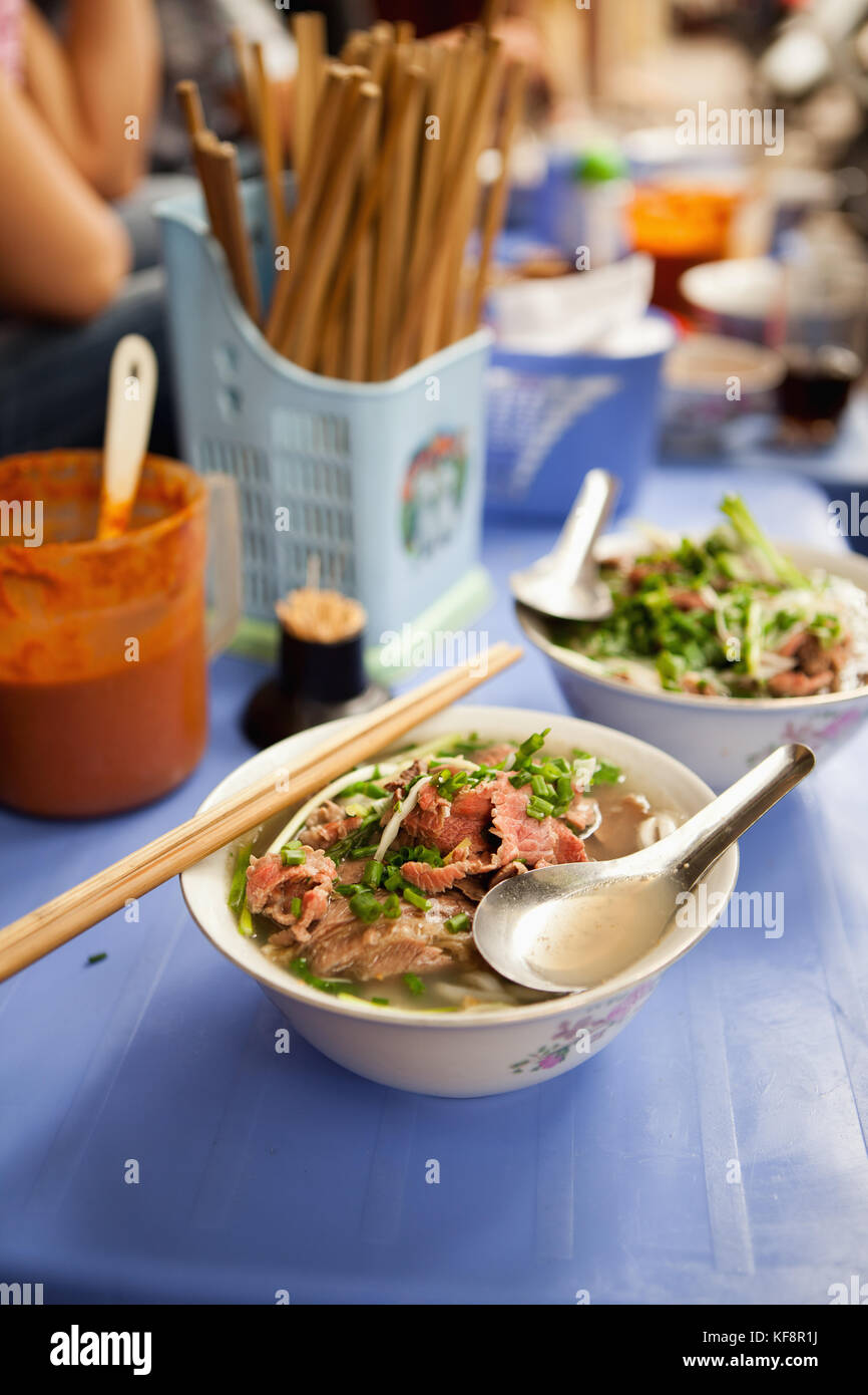 Vietnam, Hanoi, Restaurant Pho gia Truyen, auch als 49 Bat Dan bekannt, ein Schuß von pho bo oder Beef noodle Bowl warten gegessen zu werden. Stockfoto