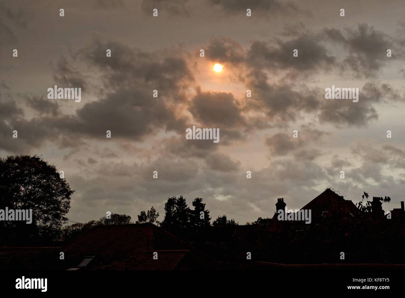 Dramatische Roter Himmel und Sonne durch Staub in der Atmosphäre aus der Sahara über dem Vereinigten Königreich, Oktober 2017 verursacht Stockfoto