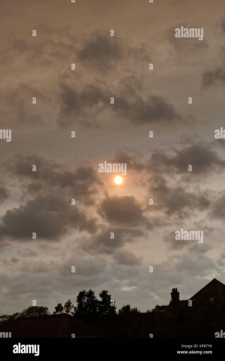 Dramatische Roter Himmel und Sonne durch Staub in der Atmosphäre aus der Sahara über dem Vereinigten Königreich, Oktober 2017 verursacht Stockfoto