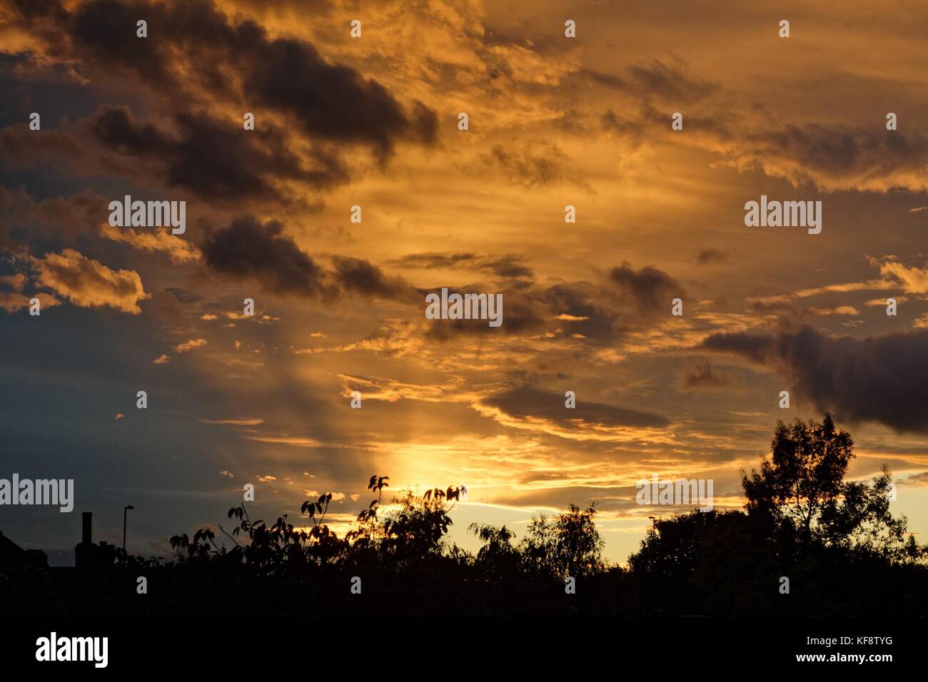 Dramatische Roter Himmel und Sonne durch Staub in der Atmosphäre aus der Sahara über dem Vereinigten Königreich, Oktober 2017 verursacht Stockfoto