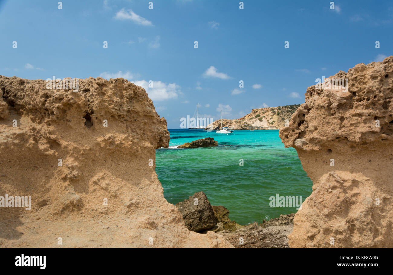 Cala Tarida Beach und schönen mediterranen Küste der Insel Ibiza, Teil der Balearischen Inseln in Spanien. Stockfoto