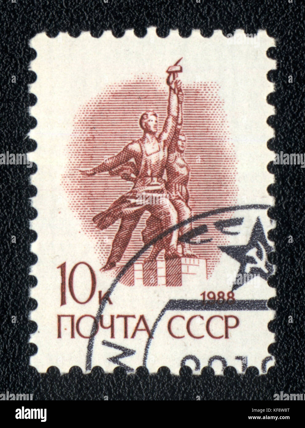 Eine Briefmarke in der udssr zeigt die Skulptur "Arbeitnehmer und kolchose Frau' gedruckt, ca. 1988 Stockfoto