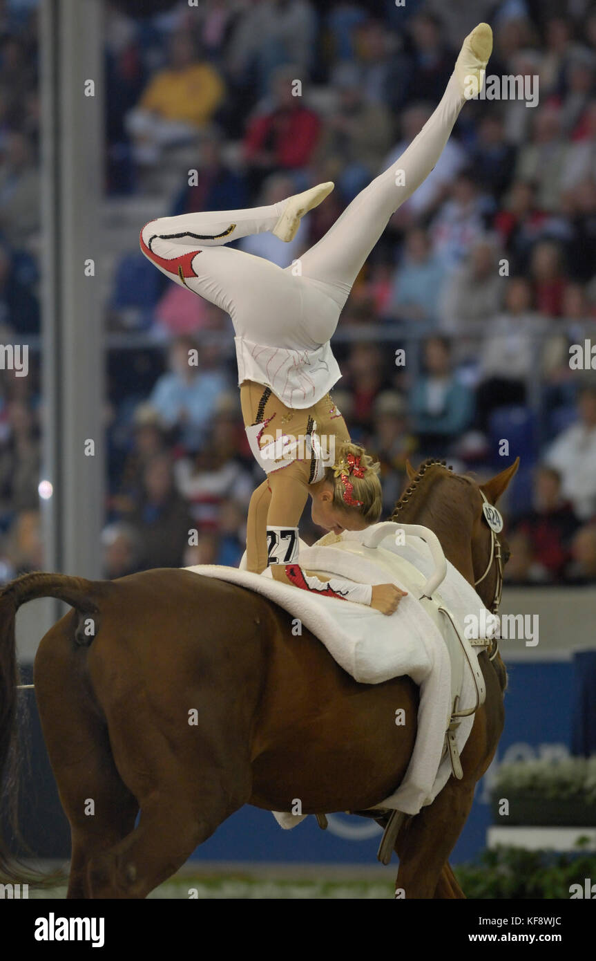 Anita Esztergomi reiten - Weltreiterspiele Aachen - 25. August 2006, Voltigieren Frauen Freestyle Stockfoto Anita Esztergomi reiten - Weltreiterspiele Aachen - 25. August 2006, Voltigieren Frauen Freestyle Stockfoto