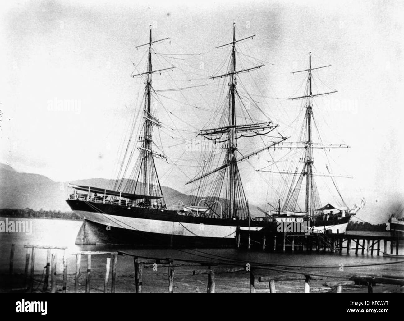 Ein Bild von Towther Castle, einem historischen Schiff, möglicherweise aus der Mitte des 20. Jahrhunderts, das das Schiff in einem alten Meeresfoto darstellt. Stockfoto
