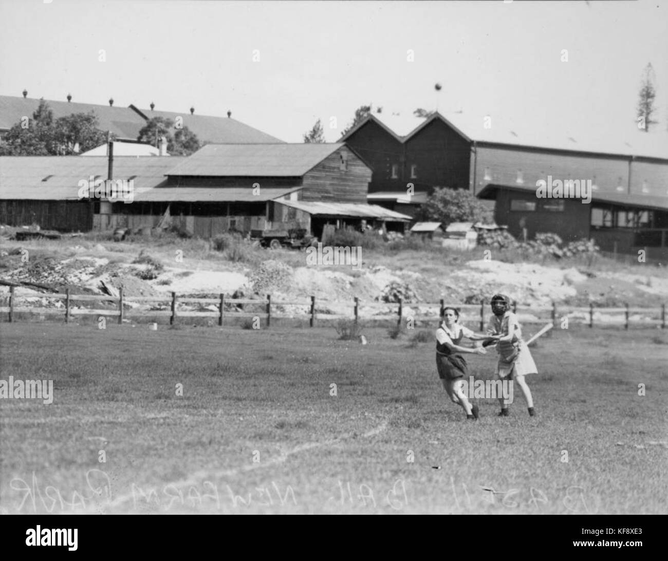 1 107544 zwei Mädchen, die an einem Spiel der Baseball, Brisbane, 1938 Stockfoto