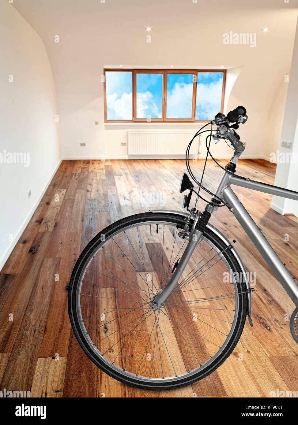 Moderne Einrichtung mit Holzfußboden und Fahrrad im Vordergrund. Stockfoto