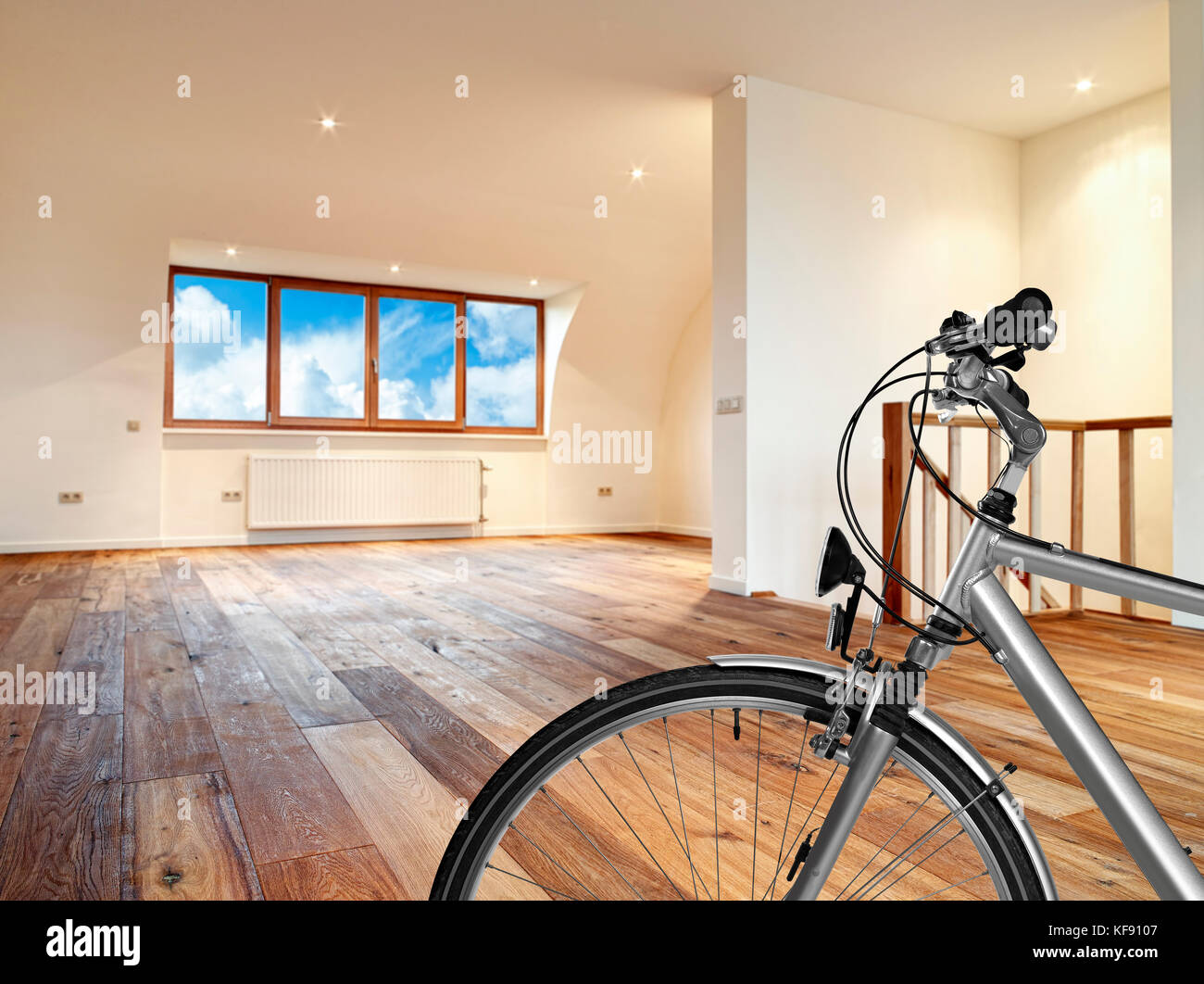 Leer moderne Einrichtung mit Holzfußboden und Fahrrad im Vordergrund. Stockfoto