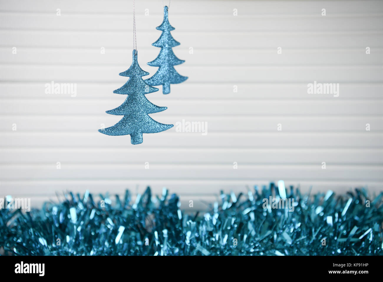 Weihnachten fotografie Bild von Xmas Tree Dekoration zum Aufhängen von Blue glitter Weihnachten Bäume mit blau gefärbten Lametta und weißem Holz Hintergrund Stockfoto