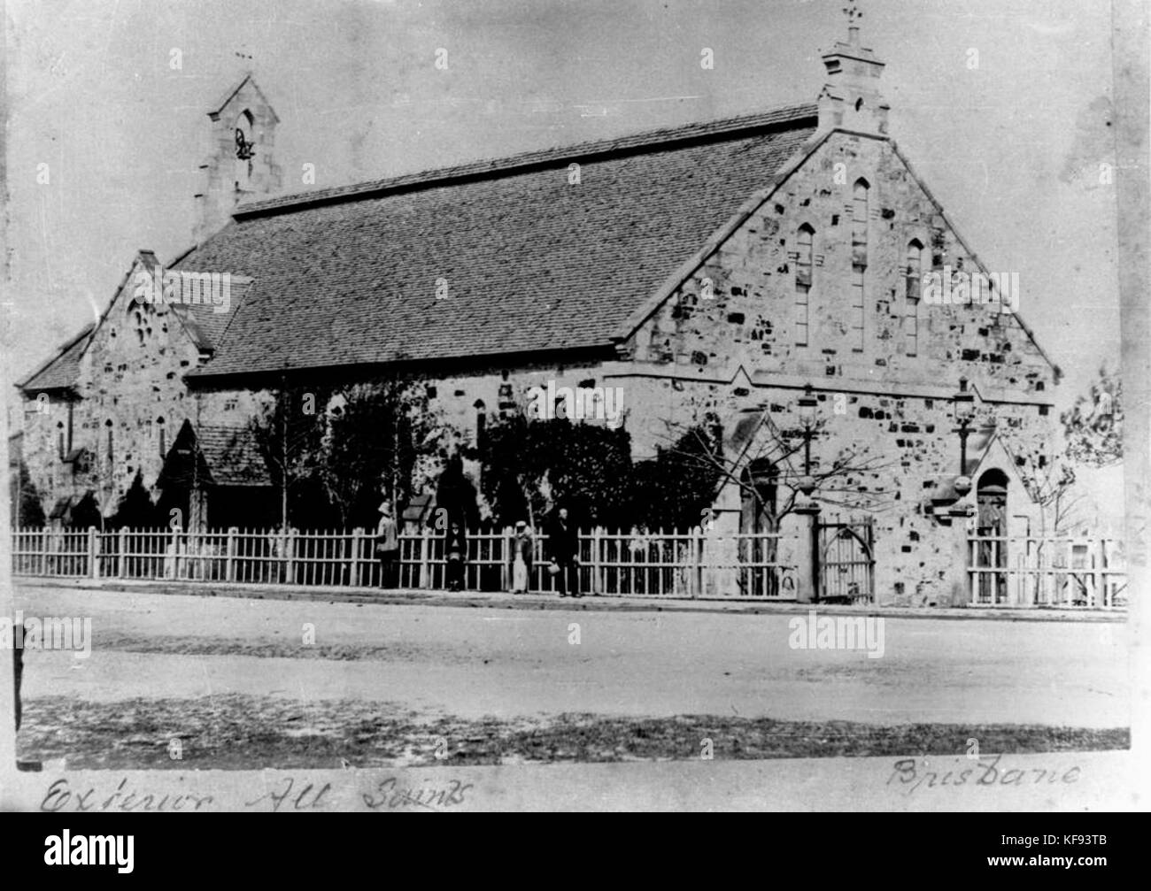Dieses Foto zeigt die Anglikanische Kirche All Saints in Spring Hill, Queensland, um 1876, und zeigt den architektonischen Stil und die kulturelle Bedeutung des Gebäudes zu dieser Zeit. Stockfoto