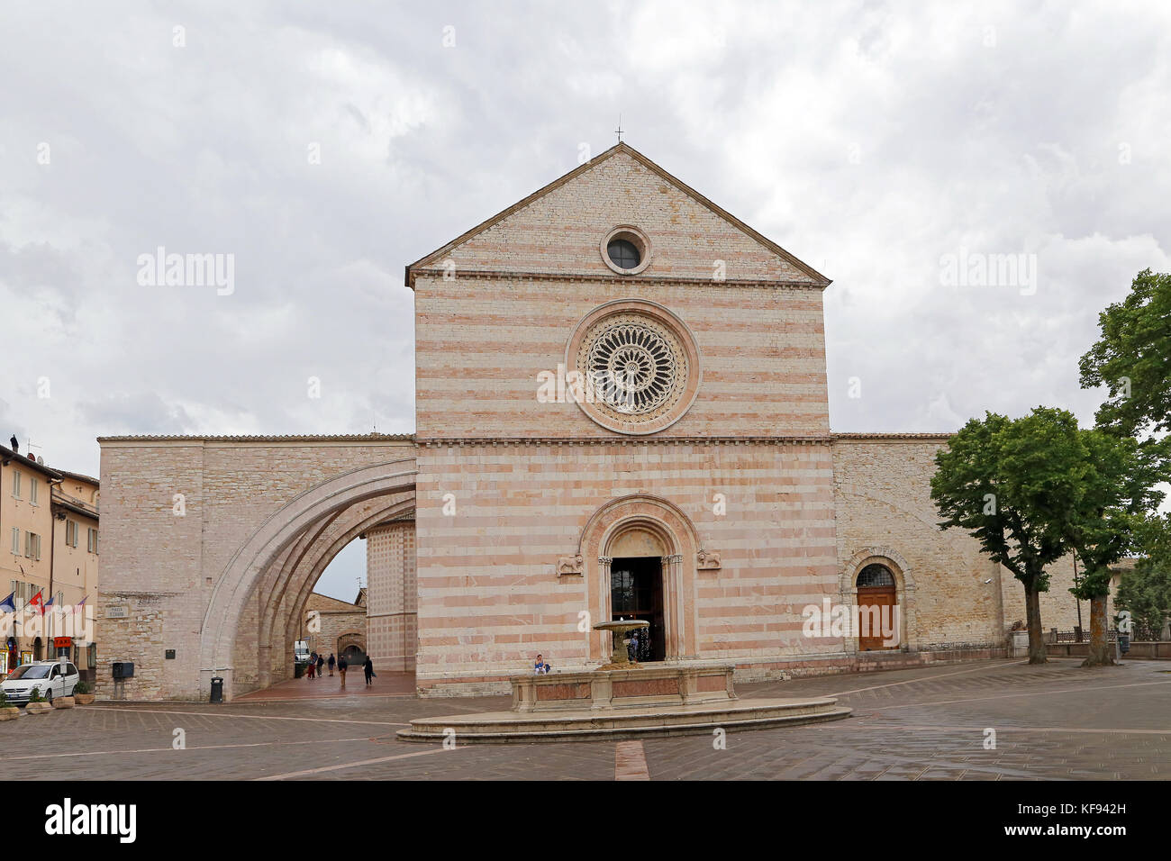 ASSISI, ITALIEN 30. JUNI 2017: Fassade der Kathedrale St. Claire in Assisi Stockfoto