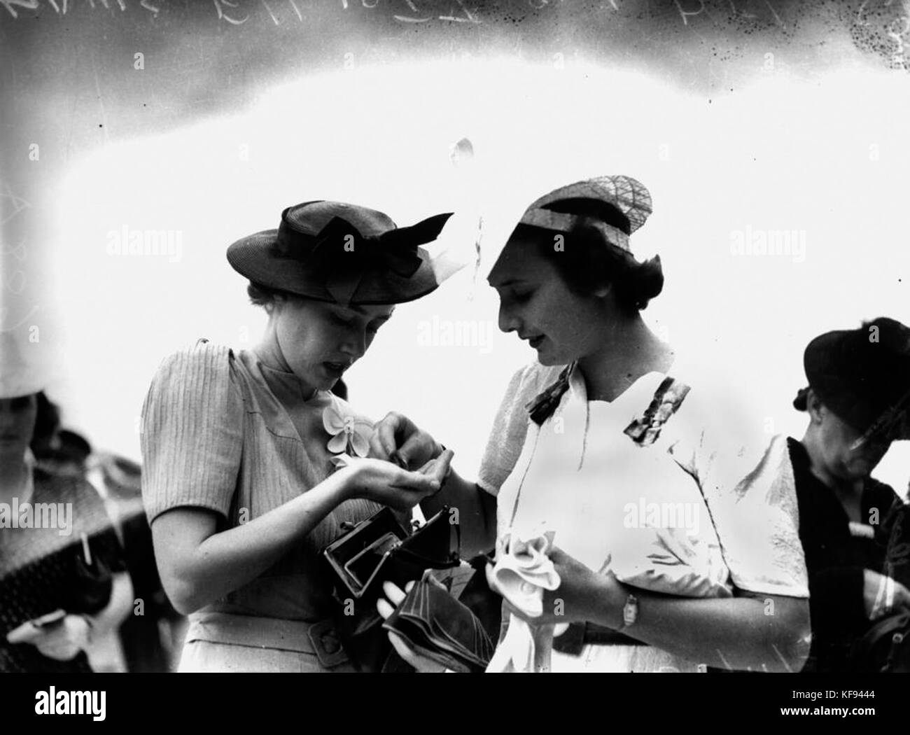 1 126007 Mavis Elliott und Del Gute zählen sie ihre Gewinne an den Rennstrecken Doomben Rennen in Brisbane, 1939 Stockfoto