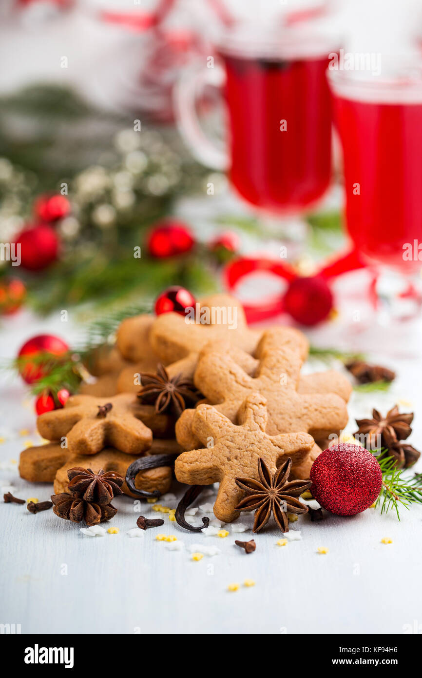 In der Nähe von süßen würzigen Lebkuchen mit Weihnachtsschmuck auf Hintergrund Stockfoto