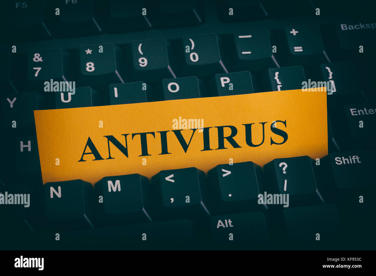 Gelbes Papier Hinweis auf schwarz Tastatur mit Schreiben antivirus. Schließen. Stockfoto