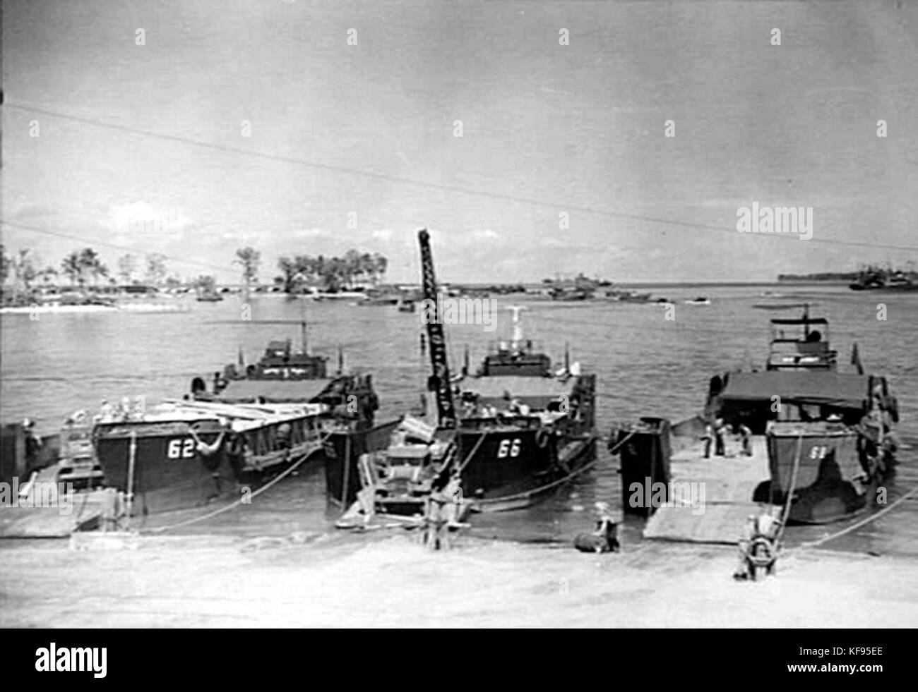 Dieses Foto zeigt Landing Craft Mechanized (LCMS) in Bougainville im Jahr 1944, einem wichtigen Ort im Pacific Theater während des Zweiten Weltkriegs. Diese Boote wurden für amphibische Angriffe und den Transport von Truppen und Vorräten verwendet. Stockfoto