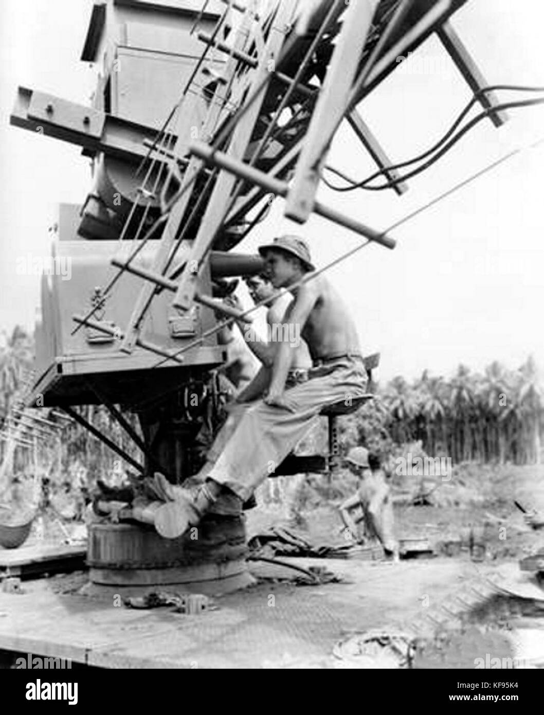 Dieses historische Bild aus der Zeit um 1944 zeigt ein Luftsuchradar, das während des Zweiten Weltkriegs auf der Insel Rendova eingesetzt wurde. Das Radarsystem spielte eine entscheidende Rolle bei militärischen Operationen im Pazifik. Stockfoto