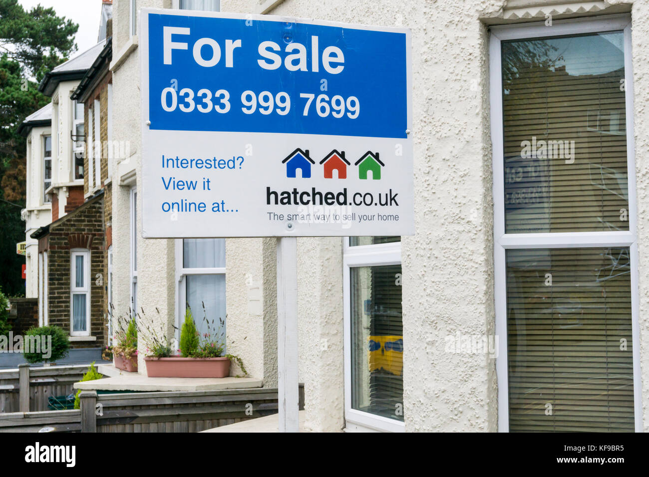 A für Verkauf Zeichen durch die online Immobilien geschlüpft.co.uk, auf einem Haus in Bromley, South London Stockfoto
