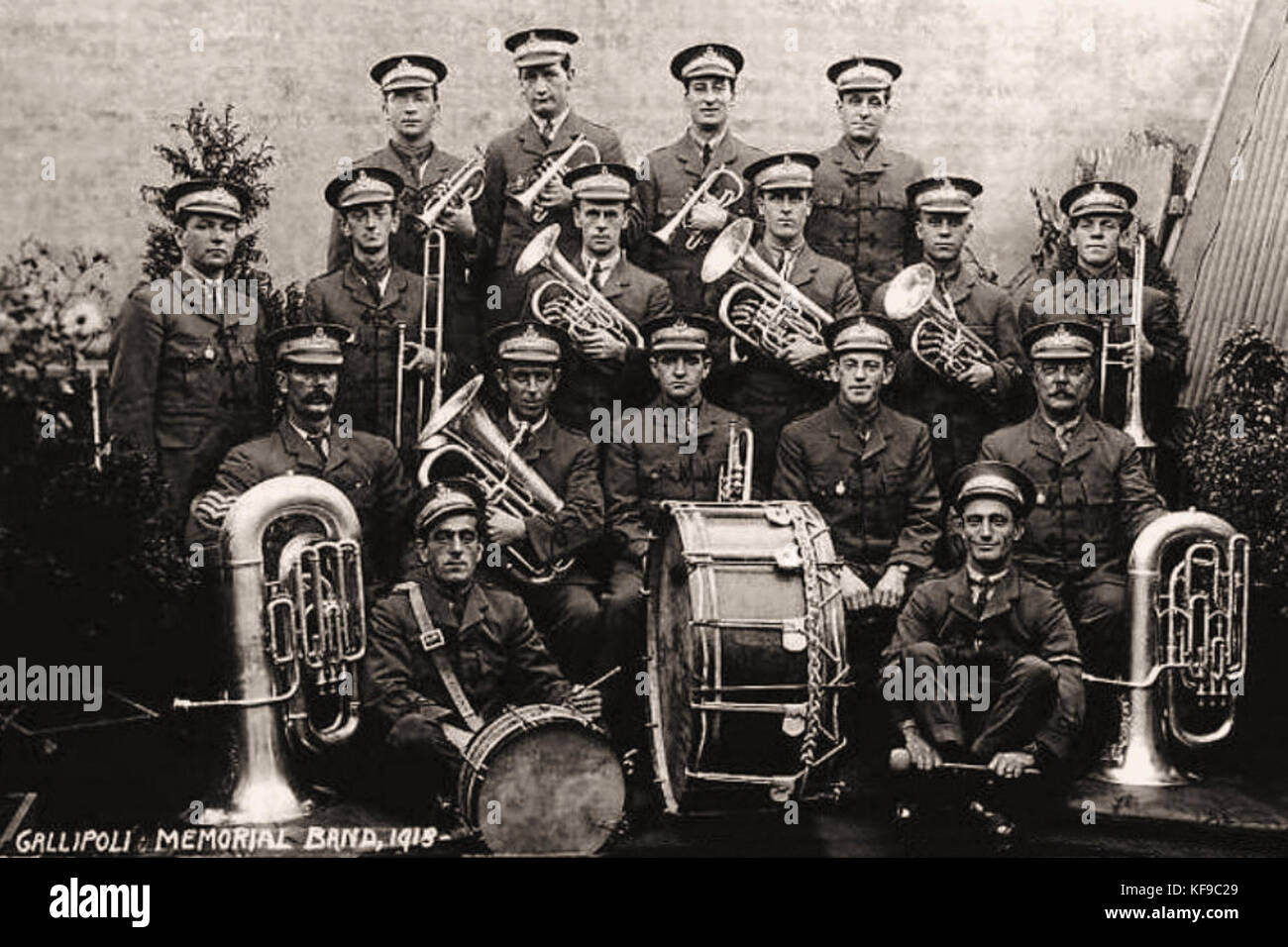 Die Australia Gallipolli Memorial Band, die auf diesem Foto aus dem Jahr 1918 aufgenommen wurde, erinnert an die Soldaten des Gallipoli-Feldzugs während des Ersten Weltkriegs. Das Bild spiegelt eine historische Hommage an die Opfer der australischen Streitkräfte im Gallipoli-Feldzug wider. Stockfoto