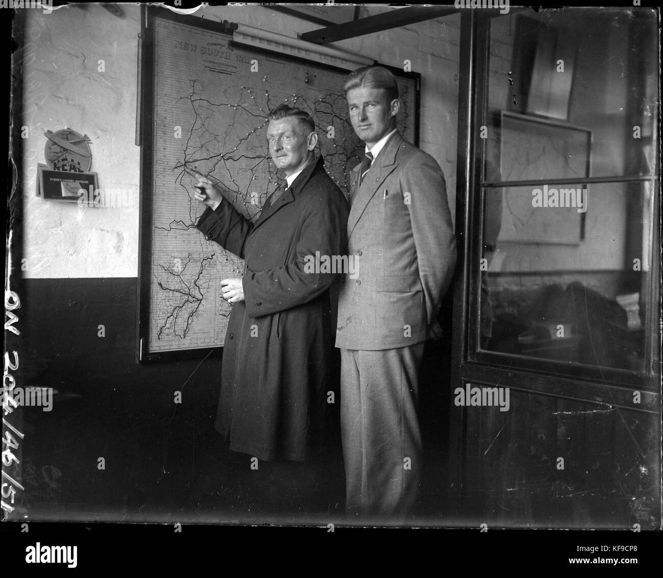 Ein Foto vom August 1934 zeigt die Piloten Francis Stewart Briggs und Charles James Melrose in Sydney, die einen Moment aus den Anfängen der Luftfahrt festhalten. Stockfoto