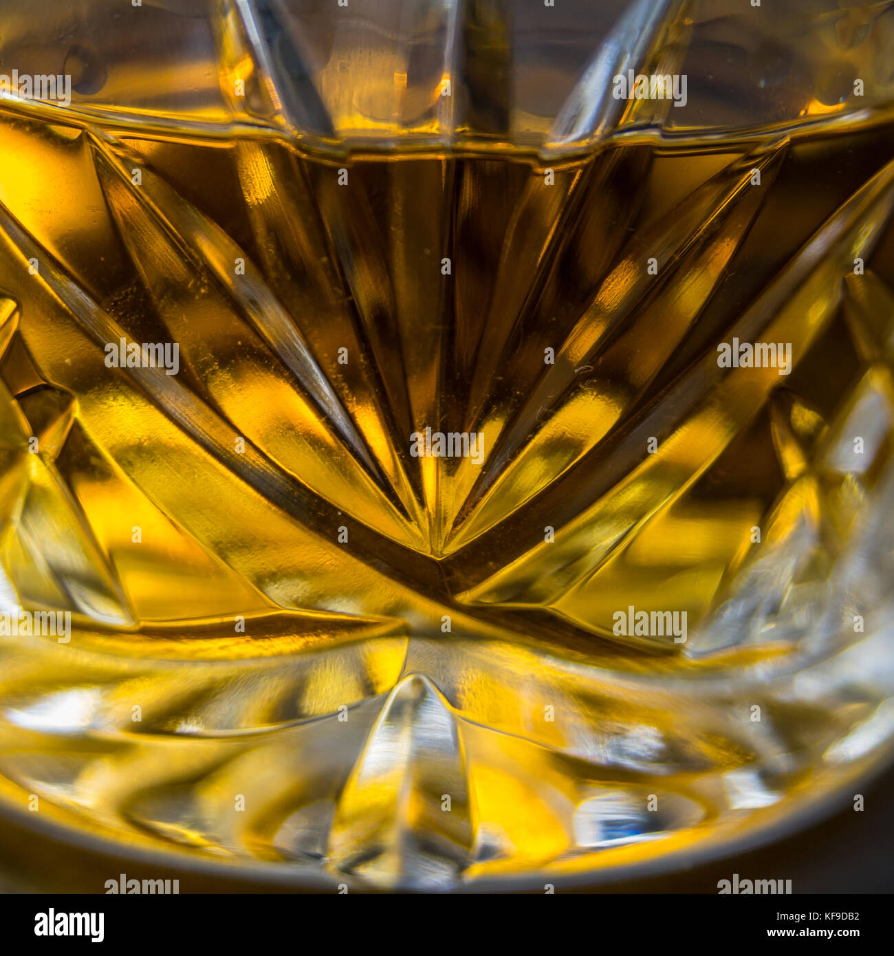 Eine abstrakte Schuß eines geschliffenen Kristall Glas mit Tennessee Whiskey. Stockfoto