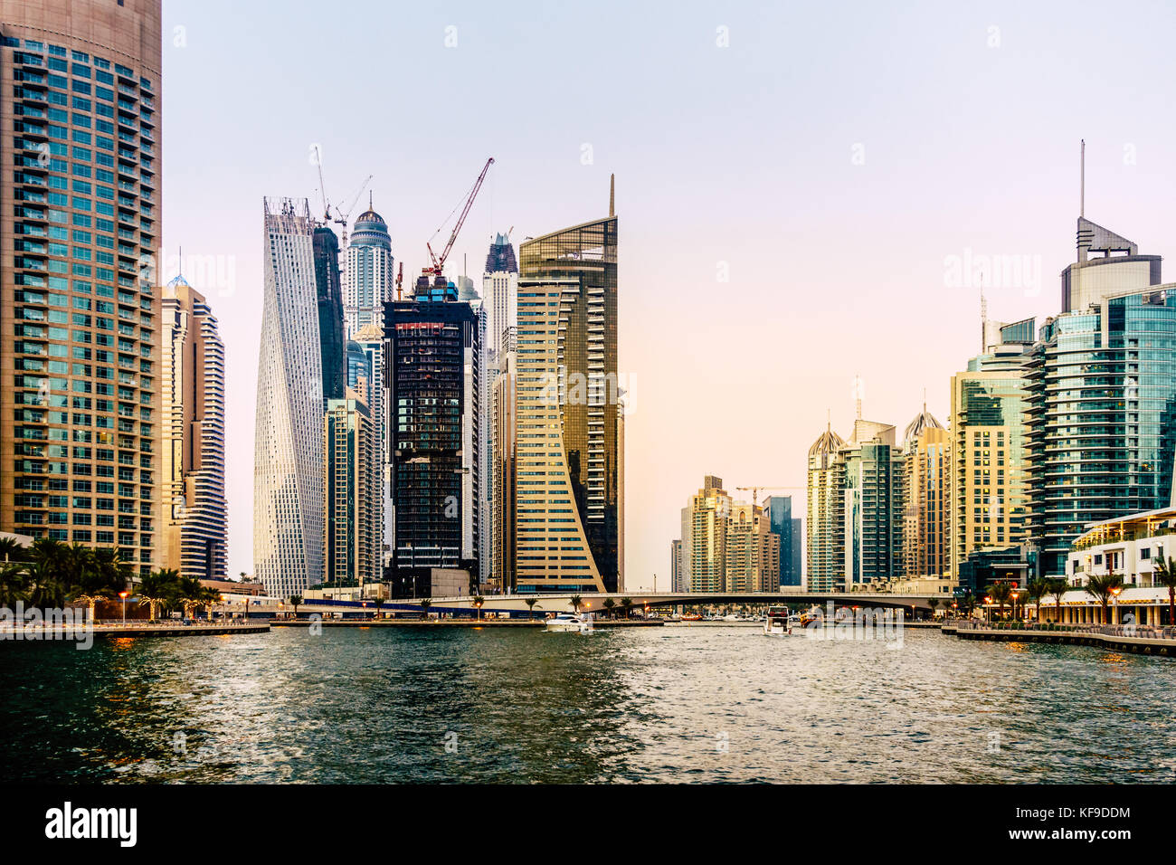 Malerischer Blick auf den Jachthafen von Dubai in den Vereinigten Arabischen Emiraten am Abend Stockfoto