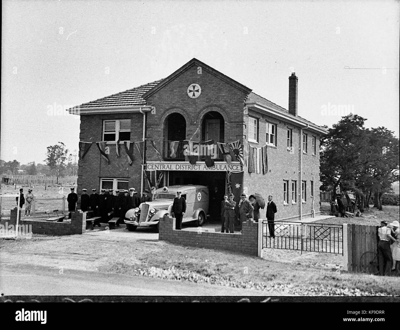 Alderman Jenkins weiht eine neue Ambulanzstation in Penrith ein, die die medizinische Notversorgung für die lokale Bevölkerung verbessert. Das Werk zielt darauf ab, die Reaktionszeiten zu verbessern und eine bessere Versorgung bei medizinischen Notfällen zu gewährleisten. Stockfoto