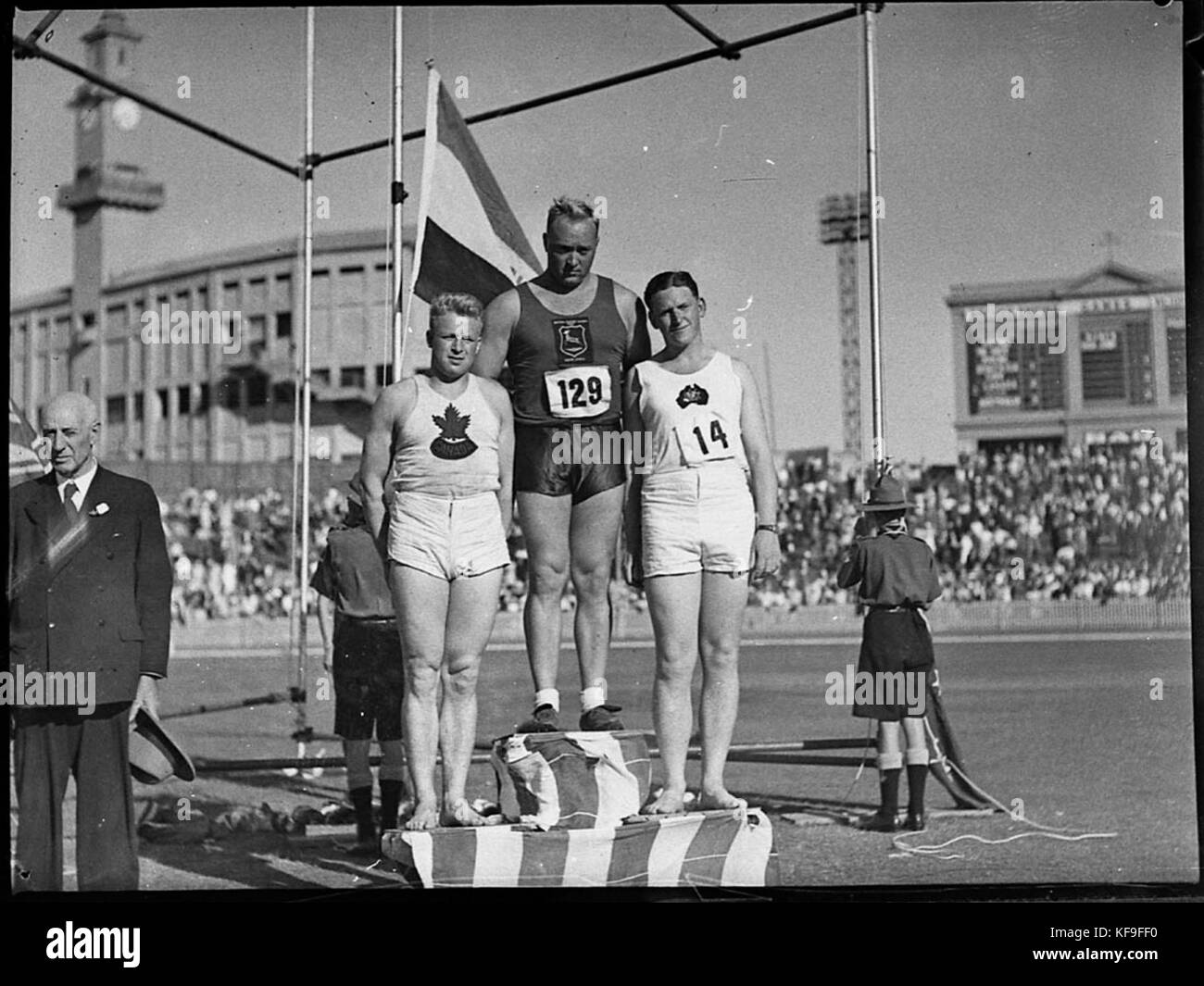 Der Sieg von den Empire Games, wo das Podium für das Kugelstoßen-Turnier der Männer gezeigt wird. In diesem Moment wurde die sportliche Leistung und der Wettkampfgeist der Spiele festgehalten, die sportliche Exzellenz feiern. Stockfoto
