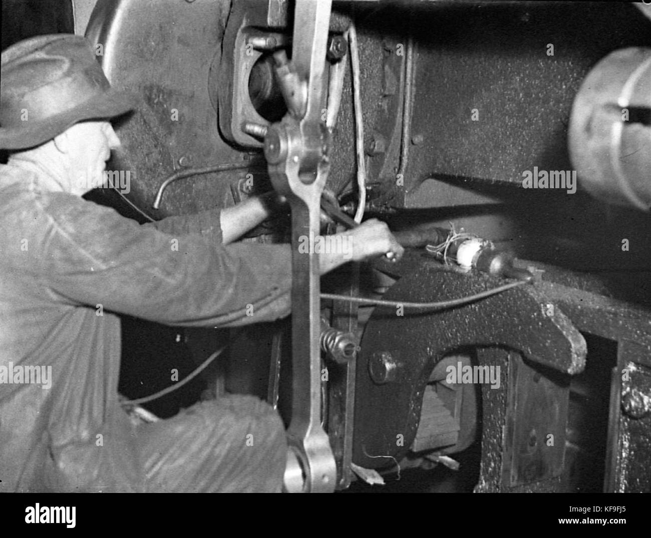 Dieses Foto von den Eveleigh Railway Yards, aufgenommen für die Jahrhundertzeitung, zeigt die industrielle Landschaft des Ortes, einschließlich der Züge, Gleise und umliegenden Einrichtungen. Das Bild zeigt die bedeutende Rolle der Eisenbahn bei der Entwicklung des Gebiets während dieser Zeit. Stockfoto