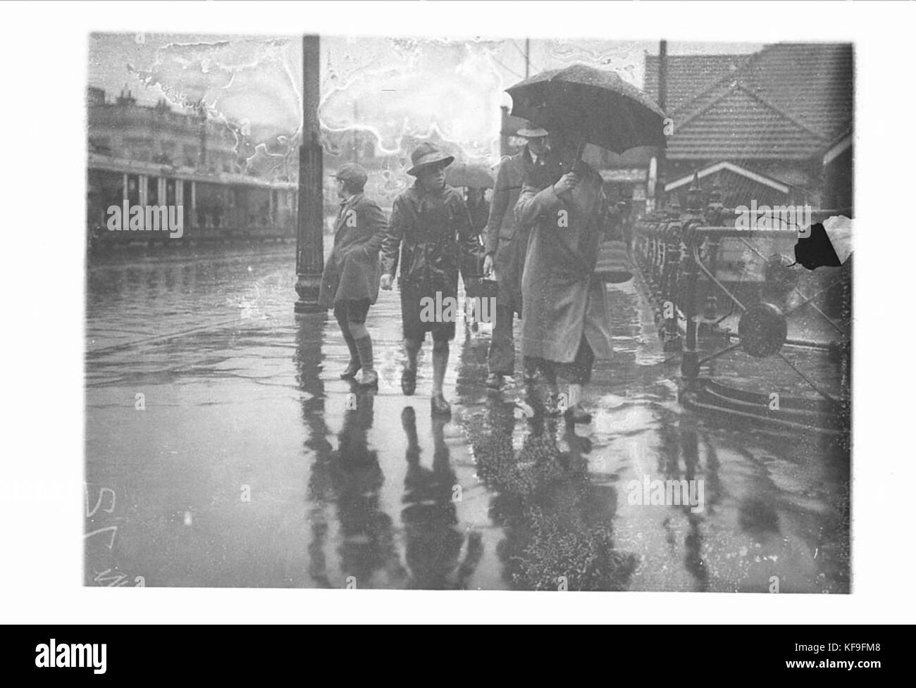 442589 Familie im Regen Circular Quay Stockfoto