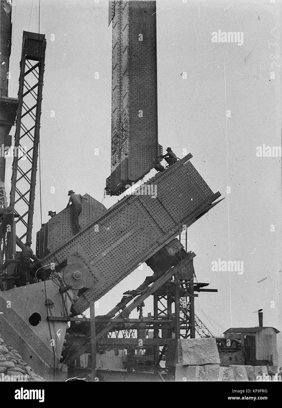 52290 Einbau erste vertikale Balken zu ersten unteren Akkord Strahl auf Southside Träger Stockfoto