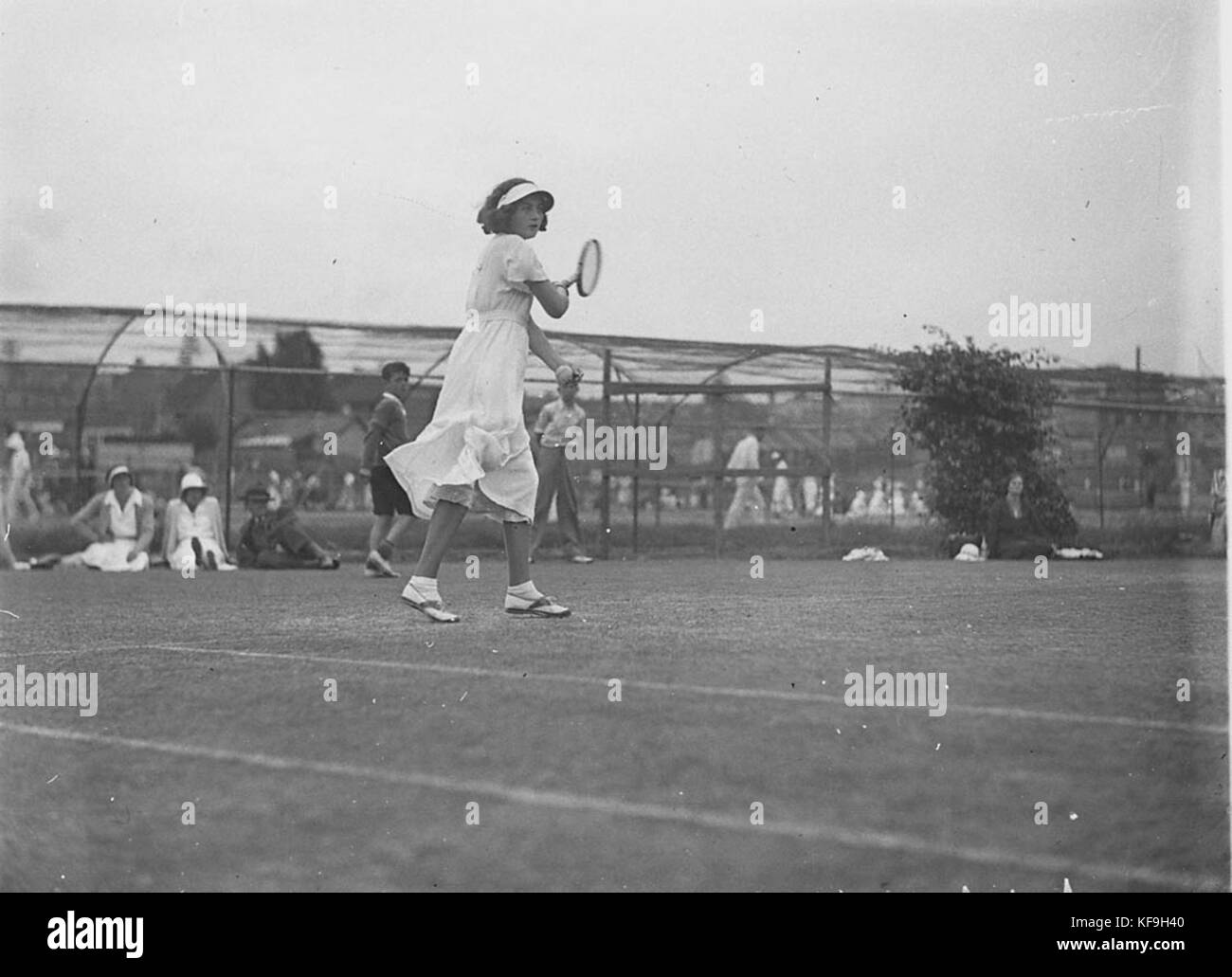6393 lange Kleider während der Woche Tennis Stockfoto