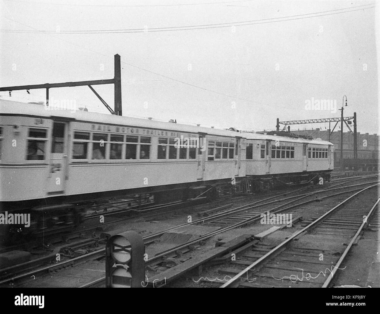 6782 Rail Motor Nr. 38 und Trailer Nr. 81 am Meisten auf der Eröffnungs-SydneyGosford beim Hauptbahnhof wahrscheinlich Stockfoto