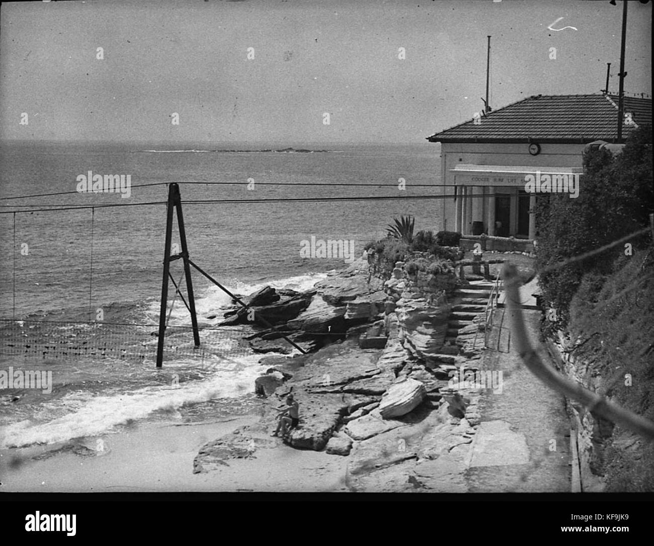 Dieses Foto zeigt Szenen aus Coogee Beach, Australien, die in *The Sporting Globe* gezeigt wurden. Das Bild hebt die Landschaft des Strandes und die Besucher vor Ort hervor und unterstreicht seine Rolle als beliebter Erholungsort in Sydney. Stockfoto